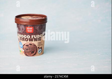 Mainz, Germania - 18 gennaio 2025: Una vasca di gelato al cioccolato fudge brownie di REWE Foto Stock