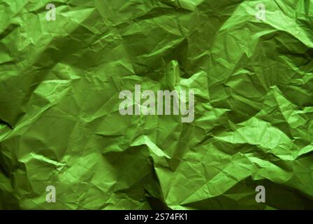 Carta da rivestimento verde spiegazzata per design creativi. Foto Stock
