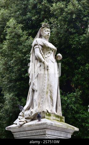 Statua della regina Vittoria in Town Hall Square, Reading, Berkshire, Inghilterra, Regno Unito Foto Stock