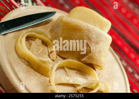 escursioni di crosta di maiale cruda con sale, specialità della cucina tradizionale rumena conosciuta come sorici in rumeno Foto Stock