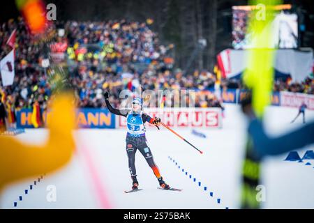 La tedesca Franziska Preuss partecipa alla staffetta di biathlon femminile 4 x 6 km alla Coppa del mondo di biathlon 2025 a Ruhpolding, Germania, 18 gennaio 202 Foto Stock
