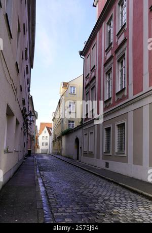 Stretta strada acciottolata fiancheggiata da alte case su entrambi i lati in una città medievale nel sud della Germania Foto Stock