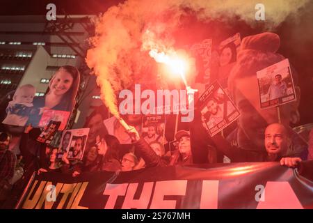 Tel Aviv, Israele. 18 gennaio 2025, Tel Aviv, Tel Aviv, israele: I manifestanti e le famiglie degli ostaggi hanno preso la strada per marciare per un accordo sicuro e il rilascio di tutti gli ostaggi (Credit Image: © Gaby Schuetze/ZUMA Press Wire) SOLO USO EDITORIALE! Non per USO commerciale! Crediti: ZUMA Press, Inc./Alamy Live News Foto Stock