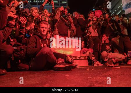 Tel Aviv, Israele. 18 gennaio 2025, Tel Aviv, Tel Aviv, israele: I manifestanti e le famiglie degli ostaggi hanno preso la strada per marciare per un accordo sicuro e il rilascio di tutti gli ostaggi (Credit Image: © Gaby Schuetze/ZUMA Press Wire) SOLO USO EDITORIALE! Non per USO commerciale! Crediti: ZUMA Press, Inc./Alamy Live News Foto Stock