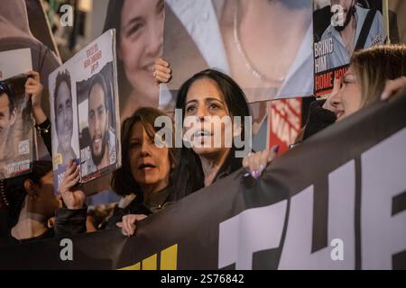 Tel Aviv, Israele. 19 gennaio 2025, Tel Aviv, Tel Aviv, israele: I manifestanti e le famiglie degli ostaggi hanno preso la strada per marciare per un accordo sicuro e il rilascio di tutti gli ostaggi (Credit Image: © Gaby Schuetze/ZUMA Press Wire) SOLO USO EDITORIALE! Non per USO commerciale! Crediti: ZUMA Press, Inc./Alamy Live News Foto Stock