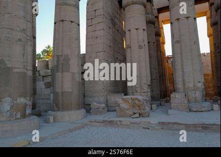 Antico tempio di Luxor dell'alto Egitto sulle rive del Nilo Foto Stock