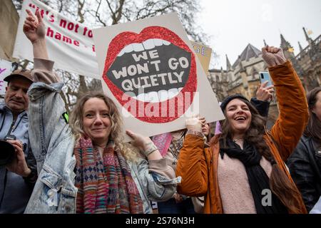 Londra, Regno Unito. 18 gennaio 2025. Le attiviste femminili tengono dei cartelli durante la dimostrazione. Gli attivisti si sono riuniti a Londra per partecipare alla UK Women's march. Donne provenienti da tutto il Regno Unito si sono riunite per chiedere l'uguaglianza e la fine della violenza contro donne e ragazze. (Foto di James Willoughby/SOPA Images/Sipa USA) credito: SIPA USA/Alamy Live News Foto Stock