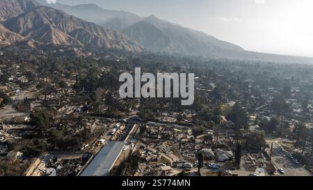 Altadena, Stati Uniti. 18 gennaio 2025. Vista droni della comunità di Altadena dopo che l'incendio di Eaton ne distrusse gran parte. 1/18/2024 Altadena, CA., USA (foto di Ted Soqui/SIPA USA) credito: SIPA USA/Alamy Live News Foto Stock