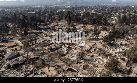 Altadena, Stati Uniti. 18 gennaio 2025. Vista droni della comunità di Altadena dopo che l'incendio di Eaton ne distrusse gran parte. 1/18/2024 Altadena, CA., USA (foto di Ted Soqui/SIPA USA) credito: SIPA USA/Alamy Live News Foto Stock