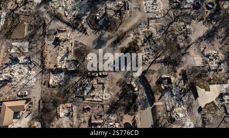 Altadena, Stati Uniti. 18 gennaio 2025. Vista droni della comunità di Altadena dopo che l'incendio di Eaton ne distrusse gran parte. 1/18/2024 Altadena, CA., USA (foto di Ted Soqui/SIPA USA) credito: SIPA USA/Alamy Live News Foto Stock