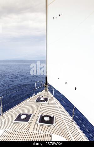 Una immagine della parte anteriore di una barca a vela Foto Stock