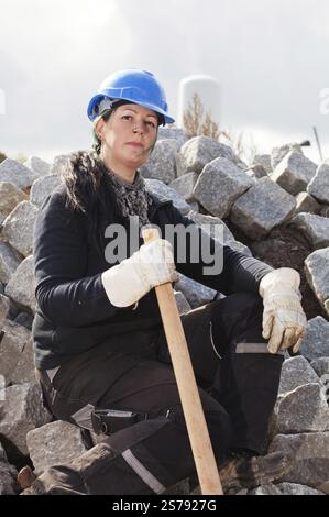 Lavoratrice edile con elmetto blu, Germania, Europa Foto Stock