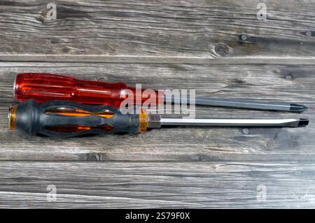 Cacciaviti, set di utensili manuali, vari utensili come chiavi ad anello, chiavi combinate e chiave, chiavi a bussola angolate, pinze, tronchesini, tenaglia, pip Foto Stock