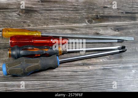 Cacciaviti, set di utensili manuali, vari utensili come chiavi ad anello, chiavi combinate e chiave, chiavi a bussola angolate, pinze, tronchesini, tenaglia, pip Foto Stock