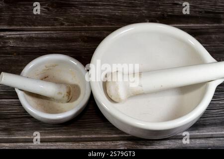 set di mortaio e pestello in porcellana bianca, un set di due semplici strumenti utilizzati per preparare ingredienti o sostanze schiacciandoli e macinandoli in pas fini Foto Stock