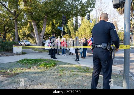 Los Angeles, Stati Uniti. 18 gennaio 2025. Le persone si riuniscono nelle vicinanze della Getty House per protestare contro il sindaco Karen Bass il 18 gennaio 2025 a Los Angeles, CA. (Foto di Lily Ride/Sipa USA) credito: SIPA USA/Alamy Live News Foto Stock