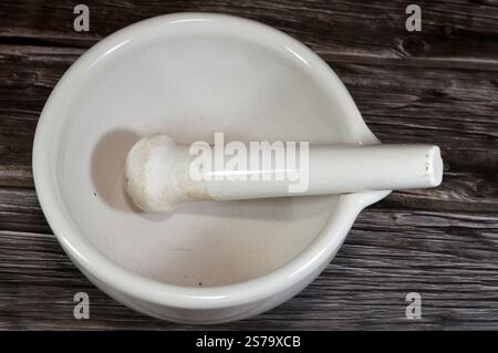 set di mortaio e pestello in porcellana bianca, un set di due semplici strumenti utilizzati per preparare ingredienti o sostanze schiacciandoli e macinandoli in pas fini Foto Stock