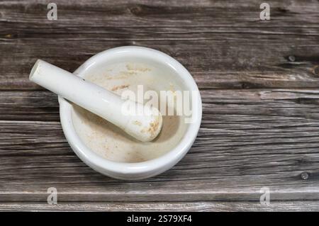 set di mortaio e pestello in porcellana bianca, un set di due semplici strumenti utilizzati per preparare ingredienti o sostanze schiacciandoli e macinandoli in pas fini Foto Stock