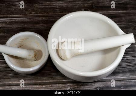 set di mortaio e pestello in porcellana bianca, un set di due semplici strumenti utilizzati per preparare ingredienti o sostanze schiacciandoli e macinandoli in pas fini Foto Stock