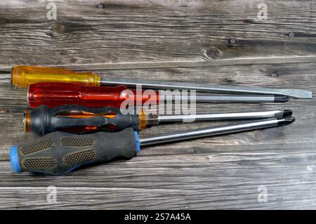 Cacciaviti, set di utensili manuali, vari utensili come chiavi ad anello, chiavi combinate e chiave, chiavi a bussola angolate, pinze, tronchesini, tenaglia, pip Foto Stock