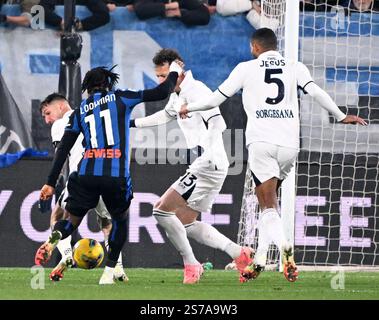 Bergamo, Italia. 18 gennaio 2025. Ademola Lookman (L) dell'Atalanta segna durante una partita di serie A tra l'Atalanta e il Napoli a Bergamo, in Italia, 18 gennaio 2025. Crediti: Alberto Lingria/Xinhua/Alamy Live News Foto Stock