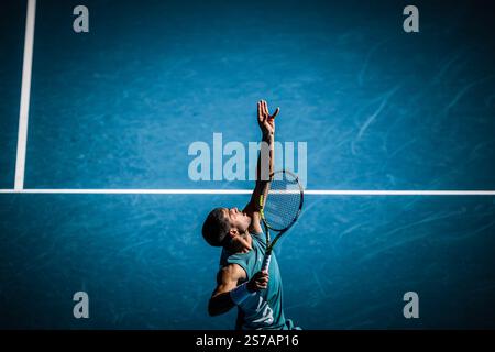Melbourne, Australia. 19 gennaio 2025. 19 gennaio 2025: MELBOURNE, AUSTRALIA - 19 GENNAIO: Carlos Alcaraz di Spagna serve a Jack Draper della Gran Bretagna l'ottavo giorno degli Australian Open 2025 al Melbourne Park il 19 gennaio 2025 a Melbourne, Australia. (Credit Image: © Chris Putnam/ZUMA Press Wire) SOLO PER USO EDITORIALE! Non per USO commerciale! Crediti: ZUMA Press, Inc./Alamy Live News crediti: ZUMA Press, Inc./Alamy Live News Foto Stock