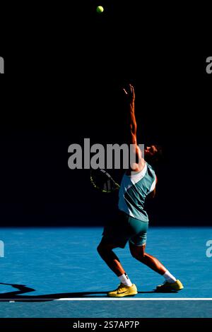 Melbourne, Australia. 19 gennaio 2025. 19 gennaio 2025: MELBOURNE, AUSTRALIA - 19 GENNAIO: Carlos Alcaraz di Spagna serve a Jack Draper della Gran Bretagna l'ottavo giorno degli Australian Open 2025 al Melbourne Park il 19 gennaio 2025 a Melbourne, Australia. (Credit Image: © Chris Putnam/ZUMA Press Wire) SOLO PER USO EDITORIALE! Non per USO commerciale! Crediti: ZUMA Press, Inc./Alamy Live News crediti: ZUMA Press, Inc./Alamy Live News Foto Stock