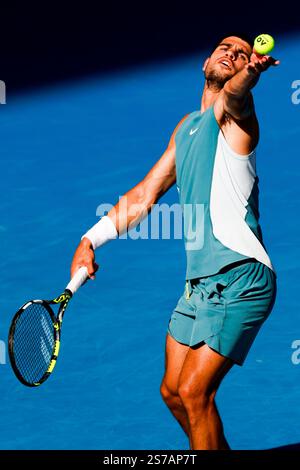 Melbourne, Australia. 19 gennaio 2025. 19 gennaio 2025: MELBOURNE, AUSTRALIA - 19 GENNAIO: Carlos Alcaraz di Spagna serve a Jack Draper della Gran Bretagna l'ottavo giorno degli Australian Open 2025 al Melbourne Park il 19 gennaio 2025 a Melbourne, Australia. (Credit Image: © Chris Putnam/ZUMA Press Wire) SOLO PER USO EDITORIALE! Non per USO commerciale! Crediti: ZUMA Press, Inc./Alamy Live News crediti: ZUMA Press, Inc./Alamy Live News Foto Stock