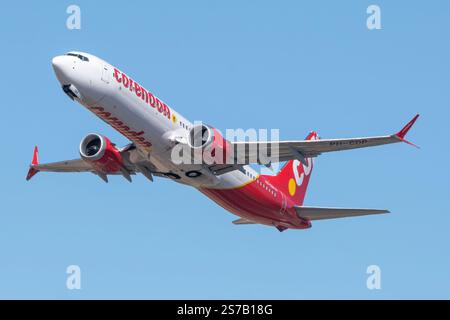 Aeroporto di Gran Canaria, Gando. Moderno Boeing 737 MAX aereo di linea della compagnia aerea olandese Corendon Dutch Airlines in decollo. Foto Stock