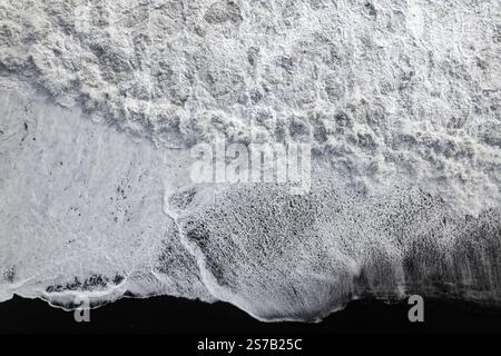 Vista aerea delle onde che si infrangono su una spiaggia nera di reynisfjara, Vik e Myrdal, in Islanda Foto Stock
