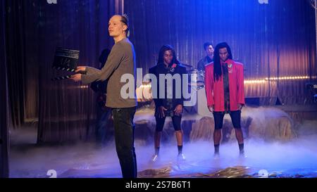 TIJAN NJIE E ELAN BEN ALI IN GIRL YOU KNOW IT'S TRUE (2023), DIRETTO DA SIMON VERHOEVEN. Crediti: Wiedemann & Berg Filmproduktion / album Foto Stock