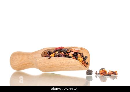 Tè aromatico della foresta dei Carpazi con cucchiaio di legno, macro, isolato su sfondo bianco. Foto Stock