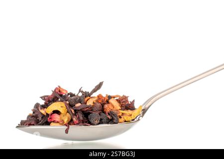 Tè aromatico della foresta dei Carpazi con cucchiaio di metallo, macro, isolato su sfondo bianco. Foto Stock