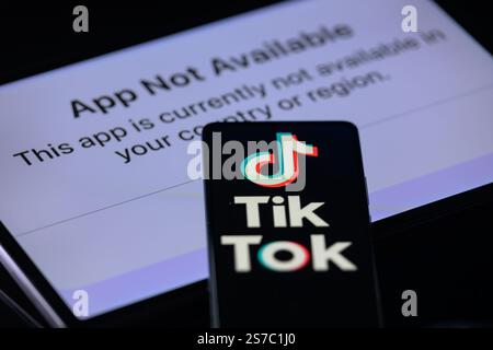 Bruxelles, Belgio. 19 gennaio 2025. Il logo TikTok viene visualizzato su uno schermo mobile con app non disponibile sullo schermo del tablet, come mostrato in questa illustrazione. Ripresa a Bruxelles, Belgio, il 19 gennaio 2025. (Jonathan RAA/Sipa USA) *** esclusivamente per notizie editoriali *** credito: SIPA USA/Alamy Live News Foto Stock