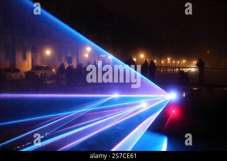 Laserstrahlen im Stadtkanal in der Yorckstraße während des Familienfests Unterwegs im Licht, Potsdam, 18. Gennaio 2025. Unterwegs im Licht *** raggi laser nel canale della città di Yorckstraße durante il festival di famiglia Unterwegs im Licht, Potsdam, 18 gennaio 2025 Unterwegs im Licht Foto Stock