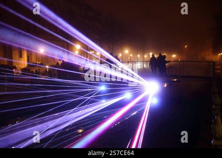 Laserstrahlen im Stadtkanal in der Yorckstraße während des Familienfests Unterwegs im Licht, Potsdam, 18. Gennaio 2025. Unterwegs im Licht *** raggi laser nel canale della città di Yorckstraße durante il festival di famiglia Unterwegs im Licht, Potsdam, 18 gennaio 2025 Unterwegs im Licht Foto Stock
