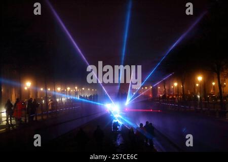 Laserstrahlen im Stadtkanal in der Yorckstraße während des Familienfests Unterwegs im Licht, Potsdam, 18. Gennaio 2025. Unterwegs im Licht *** raggi laser nel canale della città di Yorckstraße durante il festival di famiglia Unterwegs im Licht, Potsdam, 18 gennaio 2025 Unterwegs im Licht Foto Stock