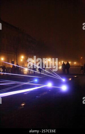 Laserstrahlen im Stadtkanal in der Yorckstraße während des Familienfests Unterwegs im Licht, Potsdam, 18. Gennaio 2025. Unterwegs im Licht *** raggi laser nel canale della città di Yorckstraße durante il festival di famiglia Unterwegs im Licht, Potsdam, 18 gennaio 2025 Unterwegs im Licht Foto Stock