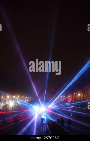 Laserstrahlen im Stadtkanal in der Yorckstraße während des Familienfests Unterwegs im Licht, Potsdam, 18. Gennaio 2025. Unterwegs im Licht *** raggi laser nel canale della città di Yorckstraße durante il festival di famiglia Unterwegs im Licht, Potsdam, 18 gennaio 2025 Unterwegs im Licht Foto Stock