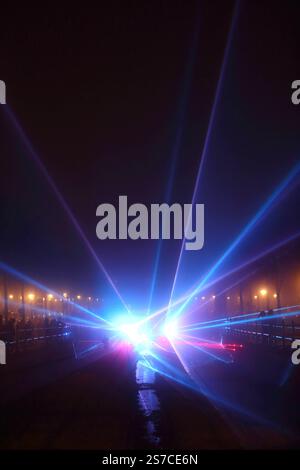 Laserstrahlen im Stadtkanal in der Yorckstraße während des Familienfests Unterwegs im Licht, Potsdam, 18. Gennaio 2025. Unterwegs im Licht *** raggi laser nel canale della città di Yorckstraße durante il festival di famiglia Unterwegs im Licht, Potsdam, 18 gennaio 2025 Unterwegs im Licht Foto Stock