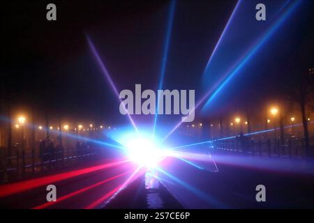 Laserstrahlen im Stadtkanal in der Yorckstraße während des Familienfests Unterwegs im Licht, Potsdam, 18. Gennaio 2025. Unterwegs im Licht *** raggi laser nel canale della città di Yorckstraße durante il festival di famiglia Unterwegs im Licht, Potsdam, 18 gennaio 2025 Unterwegs im Licht Foto Stock