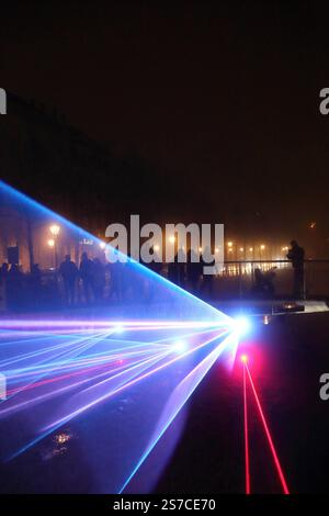 Laserstrahlen im Stadtkanal in der Yorckstraße während des Familienfests Unterwegs im Licht, Potsdam, 18. Gennaio 2025. Unterwegs im Licht *** raggi laser nel canale della città di Yorckstraße durante il festival di famiglia Unterwegs im Licht, Potsdam, 18 gennaio 2025 Unterwegs im Licht Foto Stock