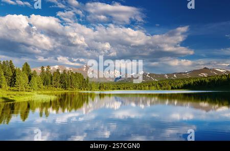 Paesaggio di montagna con il bel lago al tramonto Foto Stock