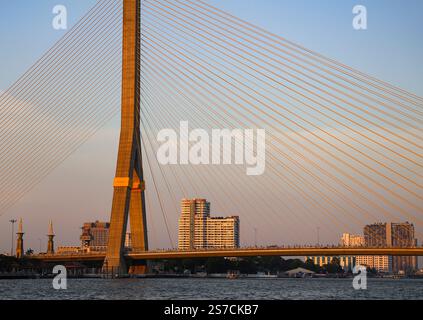 Vista del ponte Rama VIII sul fiume Chaophraya in serata al tramonto Foto Stock