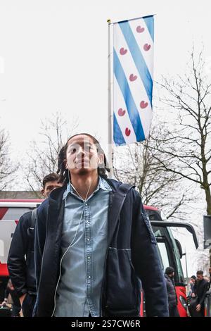 HEERENVEEN, PAESI BASSI - 19 GENNAIO: Kian Fitz-Jim dell'AFC Ajax guarda al precedente incontro Eredivisie olandese tra sc Heerenveen e AFC Ajax all'Abe Lenstra Stadion il 19 gennaio 2025 a Heerenveen, Paesi Bassi. (Foto di Pieter van der Woude/Orange Pictures) Foto Stock