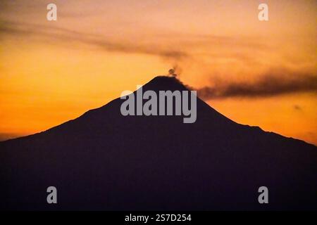 Alba su Borobudur nella nebbia mattutina e fumo del vulcano Merapi, Giava centrale, Indonesia Foto Stock