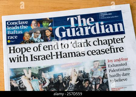 16 gennaio 2025. Il titolo del Guardian recita la speranza di porre fine al "capitolo oscuro” con il cessate il fuoco tra Israele e Hamas. Foto Stock