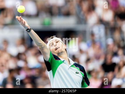 Melbourne, Australia. 19 gennaio 2025. Ugo Humbert serve durante la partita del quarto turno maschile tra Alexander Zverev della Germania e Ugo Humbert della Francia all'Australian Open di Melbourne, Australia, 19 gennaio 2025. Crediti: HU Jingchen/Xinhua/Alamy Live News Foto Stock