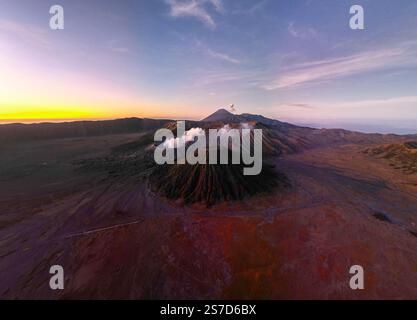 Vista aerea dei crateri fumanti e della bellezza panoramica della caldera del vulcano Bromo, a Giava Est, Indonesia Foto Stock