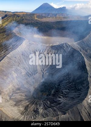 Una vista sui crateri fumanti e sulla bellezza panoramica della caldera del vulcano Bromo, a Giava Orientale, Indonesia Foto Stock